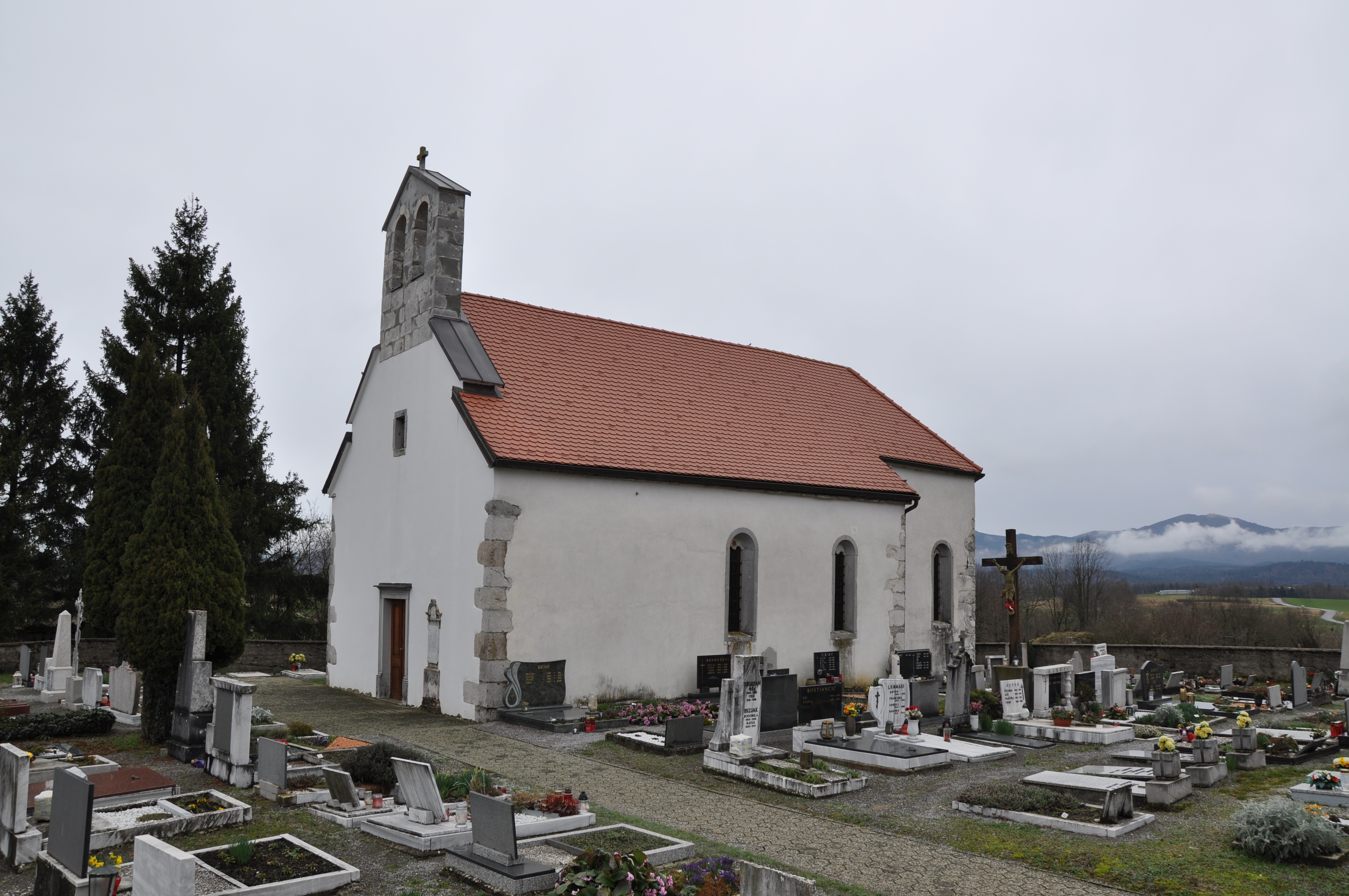 Cerkev sv. Lovrenca obdaja pokopališče (5)
